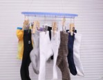 网友拍母亲晒袜子，一甩全挂墙上，平凡日常里的烟火气与温情