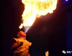 跨年焰火燎头记，小伙喷火表演不慎引火烧发